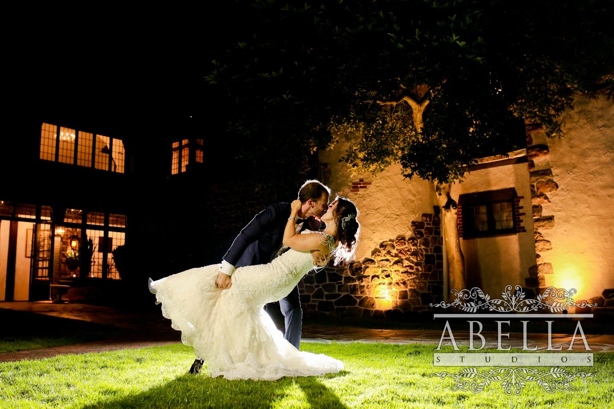 abellastudios's tweet image. Golden hour is not a trend, it's the secret to timeless portraits. 
.
Soft light makes everything look more romantic, flattering, and cinematic.
.
rfr.bz/t4383bd
.
#weddingportraits #njweddings