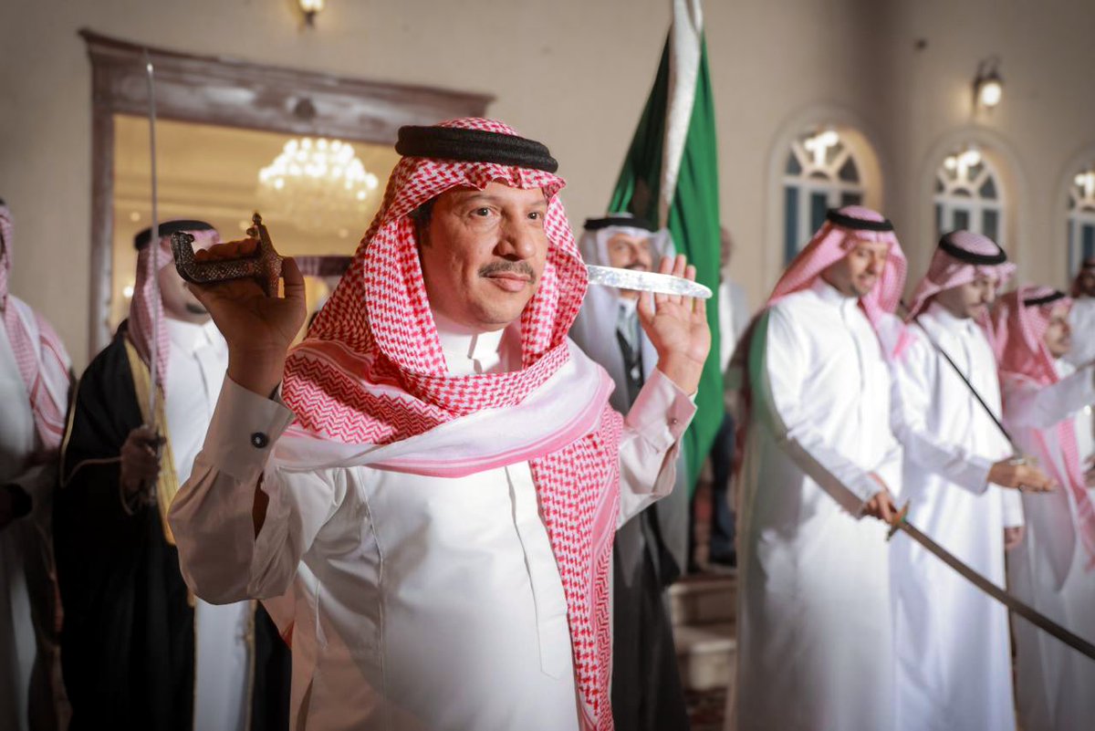 نمشي على النيات وقلوبنا بيض
وربي على حسن النوايا رزقنا

ما نخلّف النيه ولا نحمل الغيض
 ولا نخضع إلا لله اللي خلقنا

 لنا مع أهل الطيب حق و مواجيب
وإن زادوا أهل الطيب بالطيب زدنا

محمد الودعاني