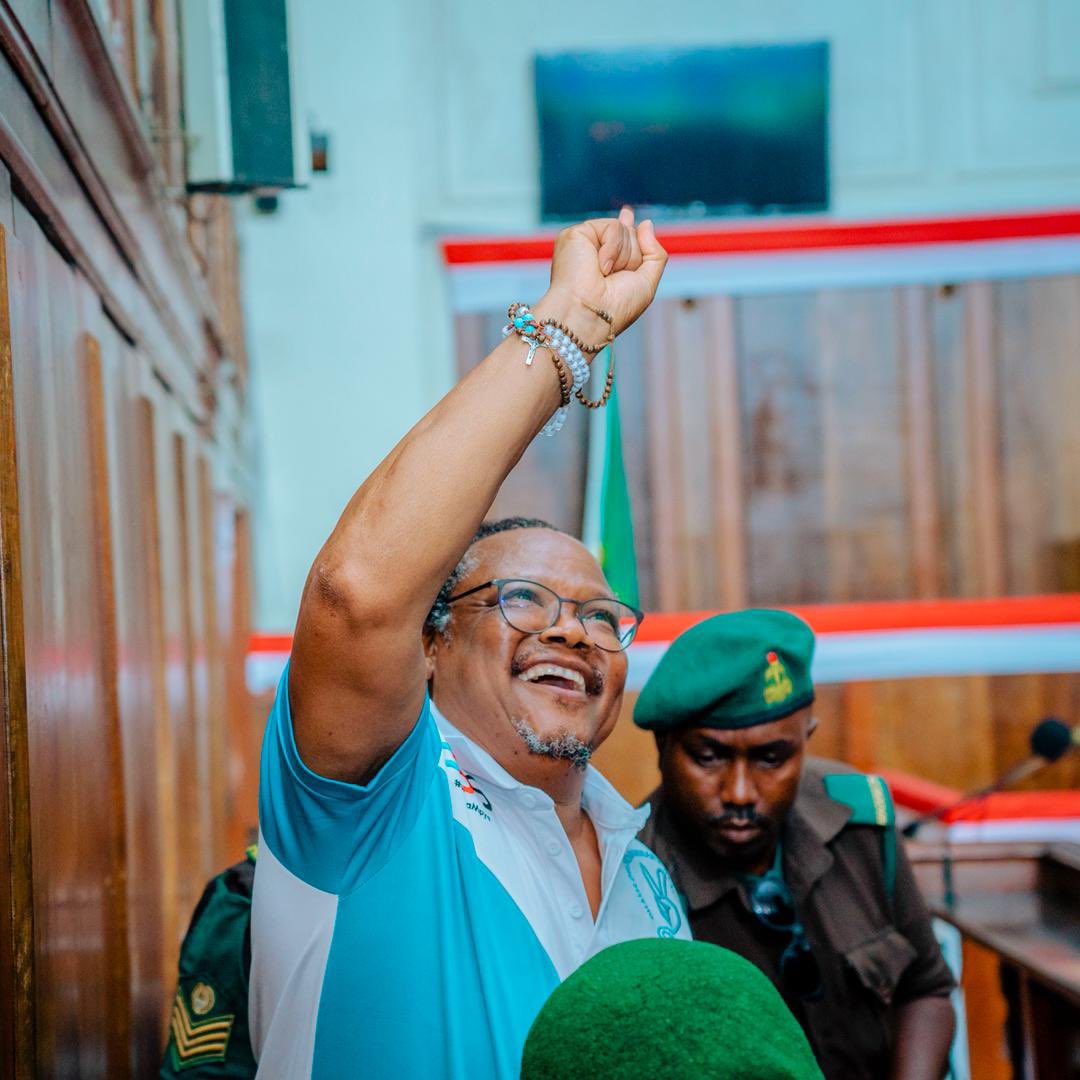 Ogopa mtu unaetamani AWE JELA na akose raha kwa kuona unamtesa afu kutwa anatabasamu na KUSHUGULIKA vilivyo na VIBAKA unaowatuma kama mashahidi.

Huyu ndie SIMBA raisi wa WATANGANYIKA na watu wapenda HAKI. Nikutie nguvu tuu wewe upo JELA ila DIKTETA JIKE NAE YUPO JELA  KIZIMKAZI.