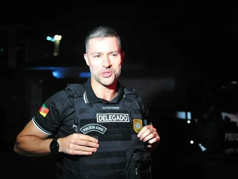 🚨 R$58 milhões em compras SUSPEITAS na educação de Porto Alegre e 34 indiciados! A mesma extrema direita que pedia câmera na sala de aula pra VIGIAR professor é a que rouba MATERIAL ESCOLAR de jovens e crianças.