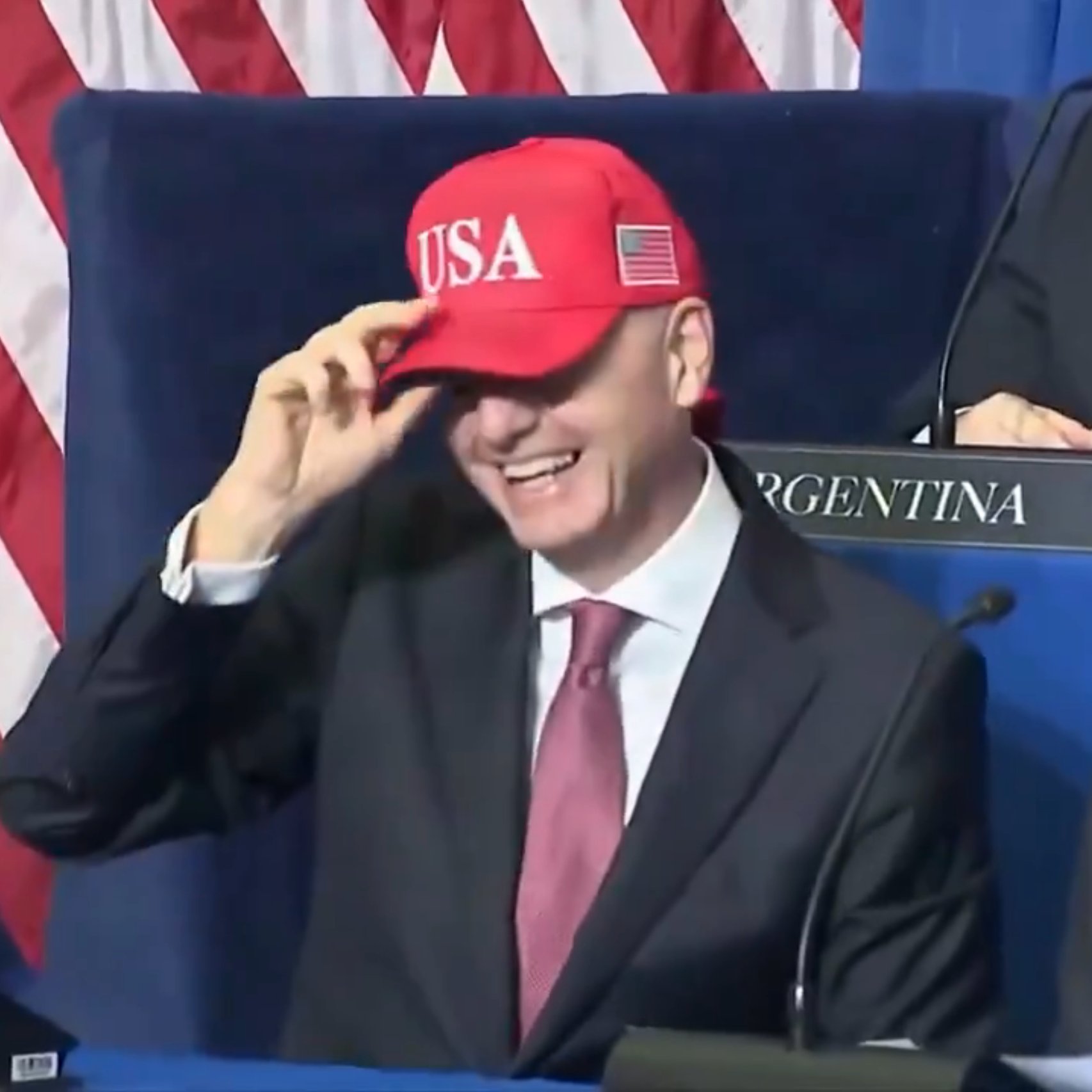 جياني إنفانتينو يرتدي قبعة أمريكية في اجتماع "مجلس السلام" اليوم 