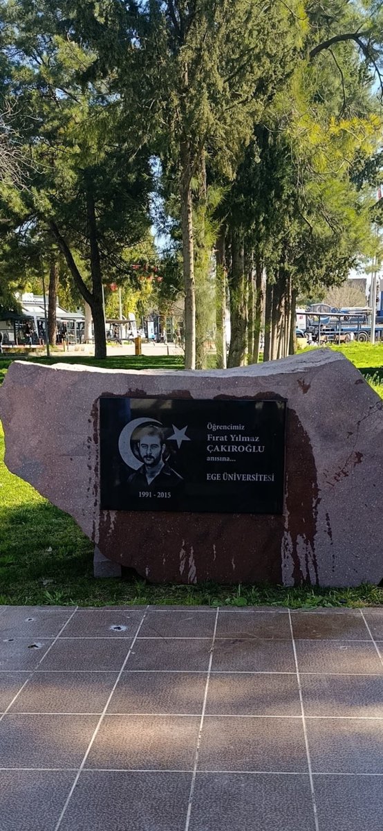 burakkilictc's tweet photo. 11 yıl önce Ege Üniversitesi kampüsünde aziz kanı toprağa düşen Ülkücü Şehidimiz Fırat Yılmaz Çakıroğlu’nun hatırası artık yalnızca gönüllerimizde değil; şehit edildiği yerde yükselen bu anıtla da ebedileşmiştir.

Bizlere varlığı ile çok büyük destek veren başta İzmir Valimiz Sn. Süleyman Elban Bey olmak üzere; sürecin sağduyu ve vakarla ilerlemesine destek veren Ege Üniversitesi Rektörü Prof.Dr. Sn. Musa Alcı ve rektörlük görevlilerine ayrıca şükranlarımı sunuyorum.

KILIÇKIRAN’DAN FIRAT’A DİRİDİR YUSUF YÜZLÜLER!