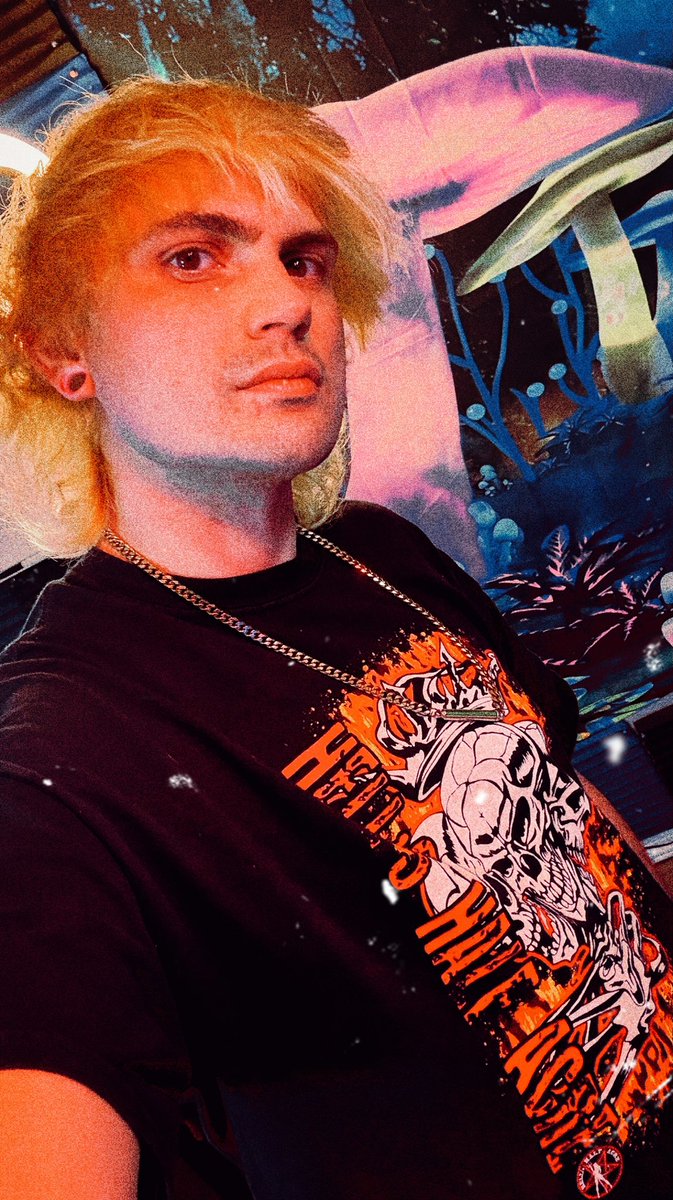 LIVE NOW ON TWITCH 🤘