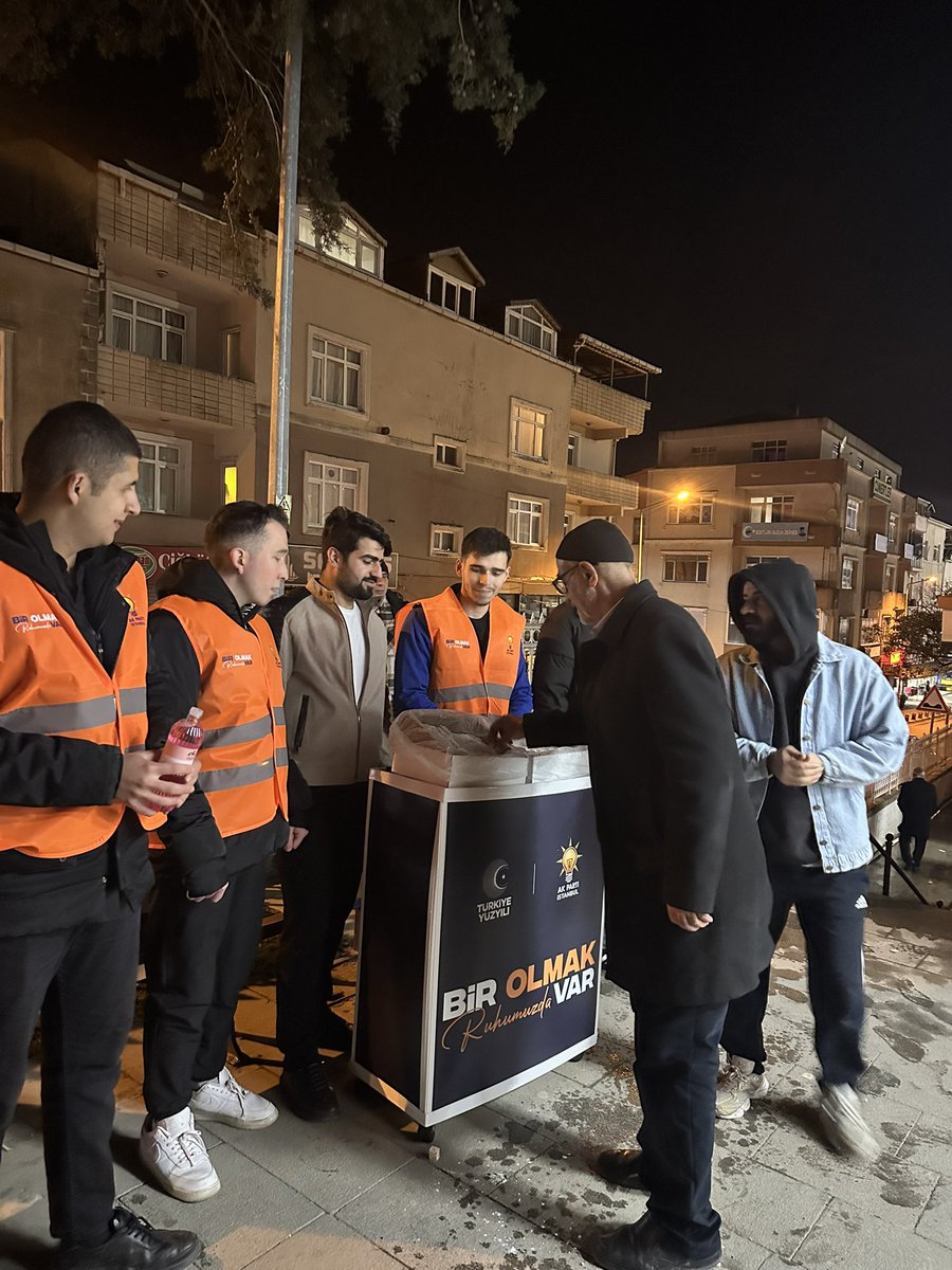AK Parti Arnavutköy Gençlik Kolları olarak, Ramazan ayının manevi ikliminde teravih namazı sonrası hemşehrilerimize lokum ikramında bulunduk.
Rabbim birlik ve beraberliğimizi daim eylesin. 🌙