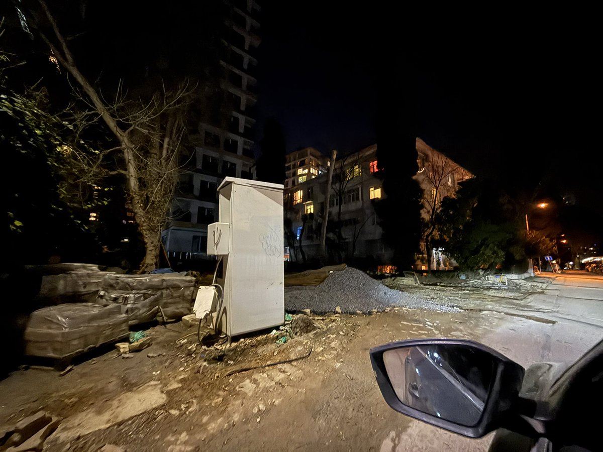 Dingo’nun ahırında bu akşam:

İnşaat açıkta,
Kaldırım inşaata dahil edilmiş,
Elektrik bağlanmış, kablolar vs mahallenin ortasında,
Sokak leş gibi, bir de ortası yarılmış,
Kaldırım taşları tüm sokakta sökülmüş.

<a href="/kadikoybelediye/">Kadıköy Belediyesi</a> buyrun evin salonunda da inşaat yaptırın. Yakında o