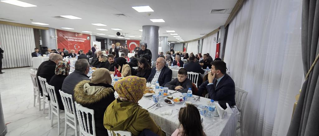 🌙İlk İftarımız, İlk Heyecanımız
Sinop Valiliği himayelerinde;
Şehit Yakınlarımız ve Gazilerimizle "Büyük Aile Sofrası" iftar programında aziz şehitlerimizin kıymetli emanetleri, kahraman gazilerimiz ve fedakâr aileleri onuruna gerçekleştirilen iftar programında bir araya geldik.