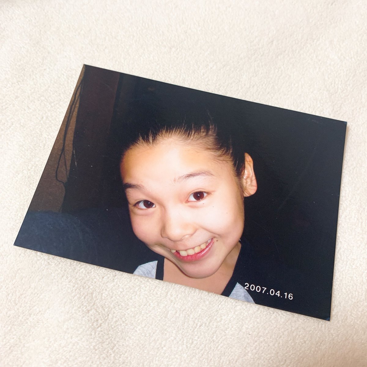 #仲村まひろの少し悲しい話
普通に長屋育ちやし、エンジェルブルーもメゾピアノもデイジーラヴァーズも買ってもらったことないよ。おばあちゃんがどこかで手に入れてきたバッタもんは持ってた。エンジェルブルーとメゾピアノのキャラがモノクロで描かれた襟ぐりが異様に小さいTシャツ。子供の私でもバッタもんってわかってたから着るの嫌やったけど、せっかく私のために探してきてくれたんやから着なあかんって気持ちで心がぐちゃぐちゃやったわ！だから、最近の平成ブームでエンジェルブルーとか見ると胸がキュッとなりますねん。