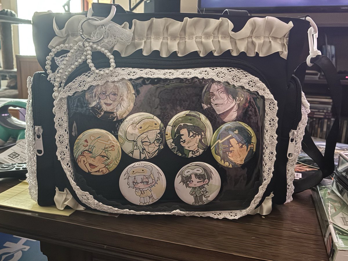halohoneybee's tweet photo. got my bag and pins in the mail today!! oshi bag has been made (i will be adding a few little accessories with the pins and getting a keychain soon) 
#ジールみて #デボネみる https://t.co/S2gB3Q0j8W