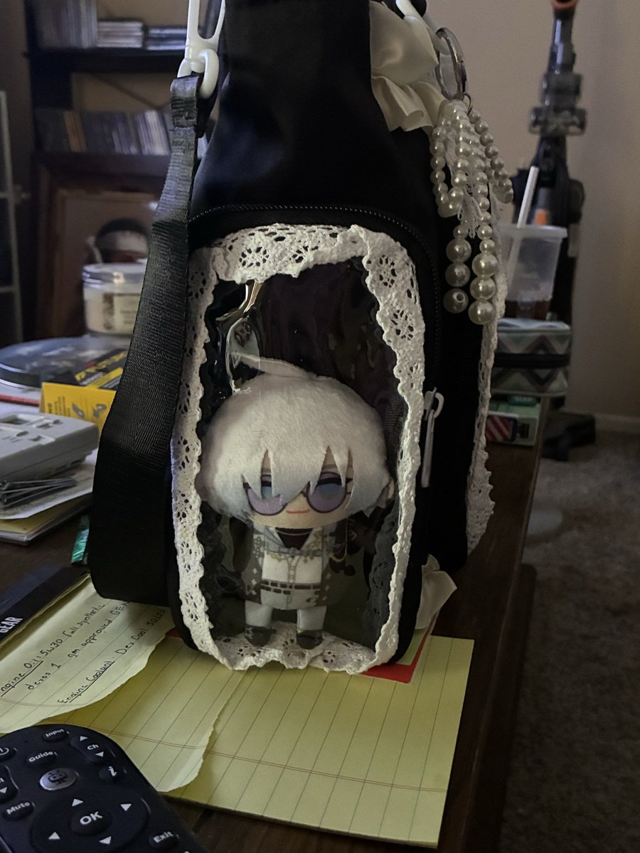 halohoneybee's tweet photo. got my bag and pins in the mail today!! oshi bag has been made (i will be adding a few little accessories with the pins and getting a keychain soon) 
#ジールみて #デボネみる https://t.co/S2gB3Q0j8W
