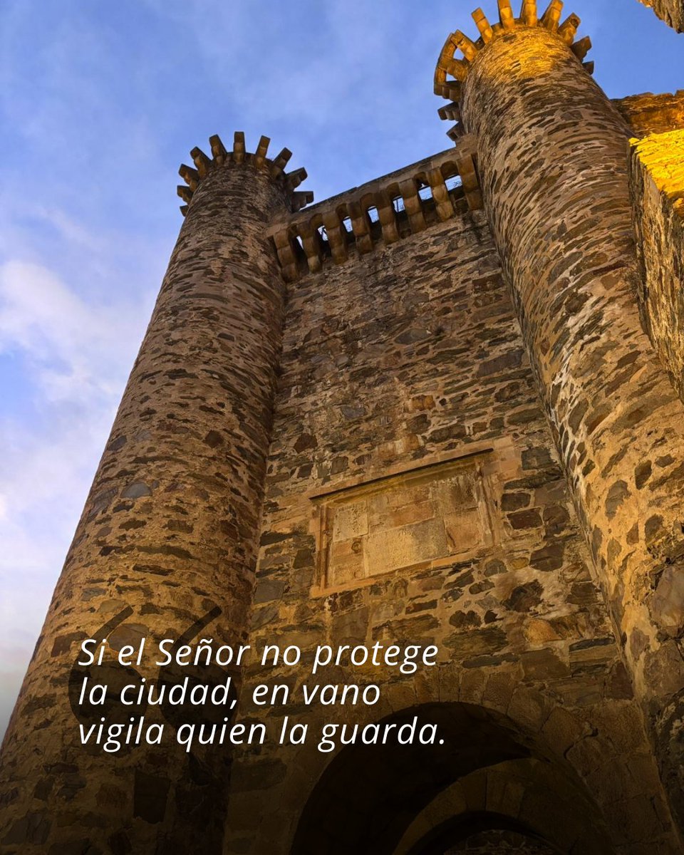 Nada más adentrarte en el Castillo hay una inscripción que funciona como aviso y como idea-fuerza. Está grabada en la Torre de los Caracoles y está escrita en latín.