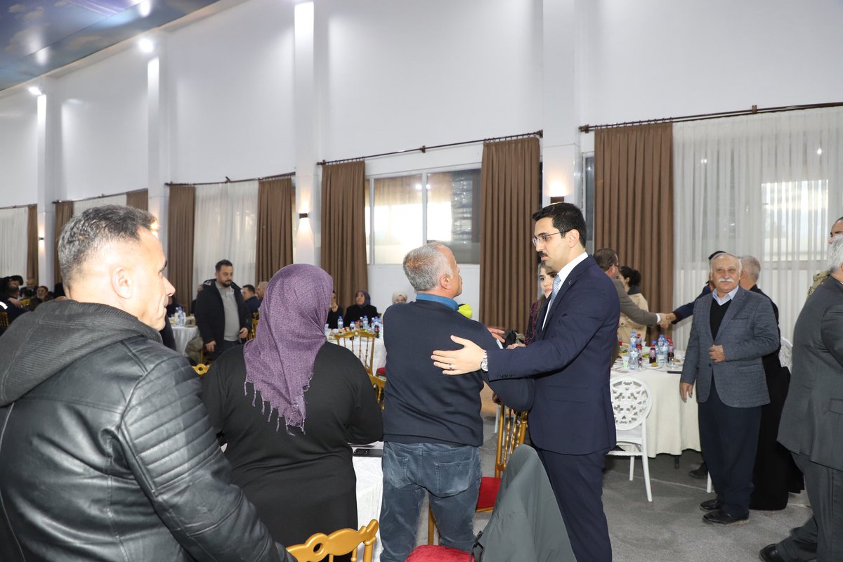 Pzrckaymakamlik's tweet photo. Kaymakamımız Hulusi TEKE, Ramazan ayının ilk gününde gazi ve şehit ailelerimizle iftar programında bir araya geldi.

Ramazan’ın manevi ikliminde düzenlenen programda, aziz şehitlerimizin kıymetli aileleri ve kahraman gazilerimizle ilk iftar sofrasında biraraya gelen Kaymakamımız, devletimizin her zaman şehit yakınlarımız ve gazilerimizin yanında olduğunu vurguladı.

Birlik ve beraberlik duygularının öneminin vurgulandığı programda, ailelerimizle bir araya gelen Kaymakamımız, Ramazan ayının başta ülkemiz ve aziz milletimiz olmak üzere islam alemine sağlık, huzur ve bereket getirmesi temennisinde bulundu.

Birkez daha aziz şehitlerimizi rahmet ve minnetle anıyor, kahraman gazilerimize sağlıklı ve huzurlu bir ömür diliyoruz.

Ramazan-ı Şerif’imiz mübarek olsun.