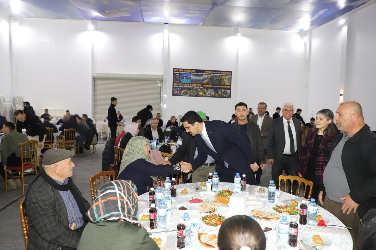 Pzrckaymakamlik's tweet photo. Kaymakamımız Hulusi TEKE, Ramazan ayının ilk gününde gazi ve şehit ailelerimizle iftar programında bir araya geldi.

Ramazan’ın manevi ikliminde düzenlenen programda, aziz şehitlerimizin kıymetli aileleri ve kahraman gazilerimizle ilk iftar sofrasında biraraya gelen Kaymakamımız, devletimizin her zaman şehit yakınlarımız ve gazilerimizin yanında olduğunu vurguladı.

Birlik ve beraberlik duygularının öneminin vurgulandığı programda, ailelerimizle bir araya gelen Kaymakamımız, Ramazan ayının başta ülkemiz ve aziz milletimiz olmak üzere islam alemine sağlık, huzur ve bereket getirmesi temennisinde bulundu.

Birkez daha aziz şehitlerimizi rahmet ve minnetle anıyor, kahraman gazilerimize sağlıklı ve huzurlu bir ömür diliyoruz.

Ramazan-ı Şerif’imiz mübarek olsun.