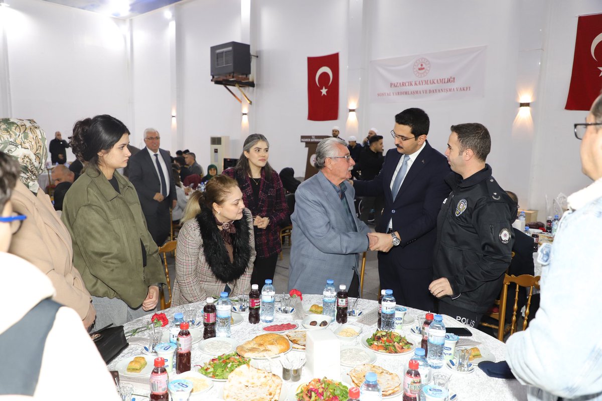 Pzrckaymakamlik's tweet photo. Kaymakamımız Hulusi TEKE, Ramazan ayının ilk gününde gazi ve şehit ailelerimizle iftar programında bir araya geldi.

Ramazan’ın manevi ikliminde düzenlenen programda, aziz şehitlerimizin kıymetli aileleri ve kahraman gazilerimizle ilk iftar sofrasında biraraya gelen Kaymakamımız, devletimizin her zaman şehit yakınlarımız ve gazilerimizin yanında olduğunu vurguladı.

Birlik ve beraberlik duygularının öneminin vurgulandığı programda, ailelerimizle bir araya gelen Kaymakamımız, Ramazan ayının başta ülkemiz ve aziz milletimiz olmak üzere islam alemine sağlık, huzur ve bereket getirmesi temennisinde bulundu.

Birkez daha aziz şehitlerimizi rahmet ve minnetle anıyor, kahraman gazilerimize sağlıklı ve huzurlu bir ömür diliyoruz.

Ramazan-ı Şerif’imiz mübarek olsun.