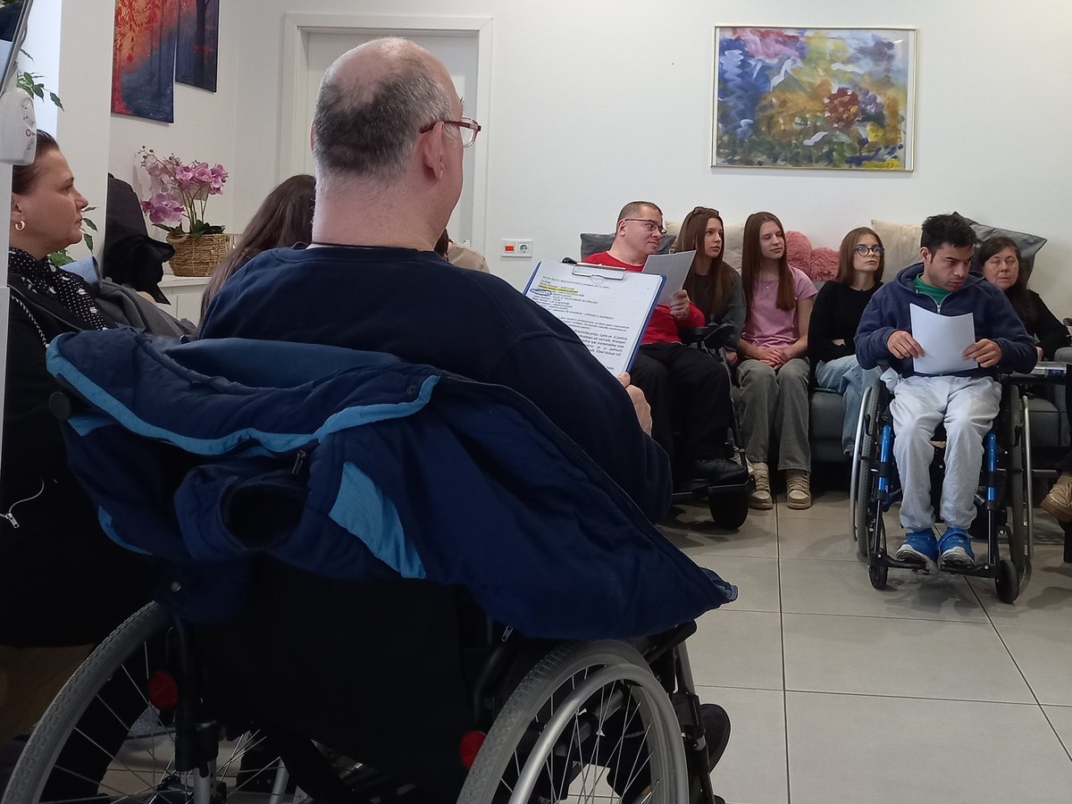 Svima3's tweet photo. Današnju dramsku radionicu s korisnicima usluge organiziranog stanovanja Zagrebačkog centra za neovisno življenje održali smo uz inkluzivno sudjelovanje učenica OŠ Granešina. Projekt Elektronička glazba je in(kluzivna)  financira EU iz programa Europske snage solidarnosti . https://t.co/P47LzIcgBc