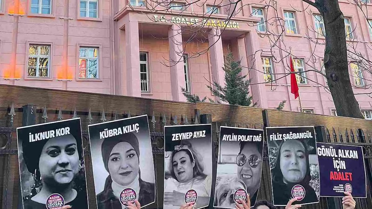solcugazete60's tweet photo. Türkiye'de son 24 saatte 6 kadın katledildi.

Öldürülen 3 kadının faili hakkında uzaklaştırma kararı vardı... https://t.co/7oXpgGzbPz