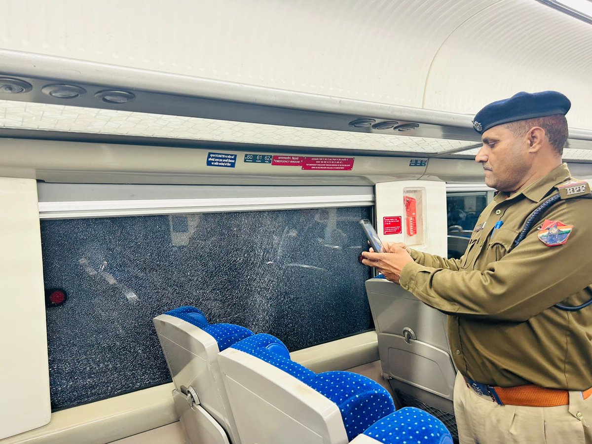 sumankabilpur's tweet photo. संघ प्रमुख मोहन भागवत जिस वंदे भारत ट्रेन से मेरठ आ रहे थे, उस ट्रेन पर हरदोई में पथराव हुआ है। पत्थरबाजी में ट्रेन की एक खिड़की का शीशा टूट गया। https://t.co/0PafxbtZZa