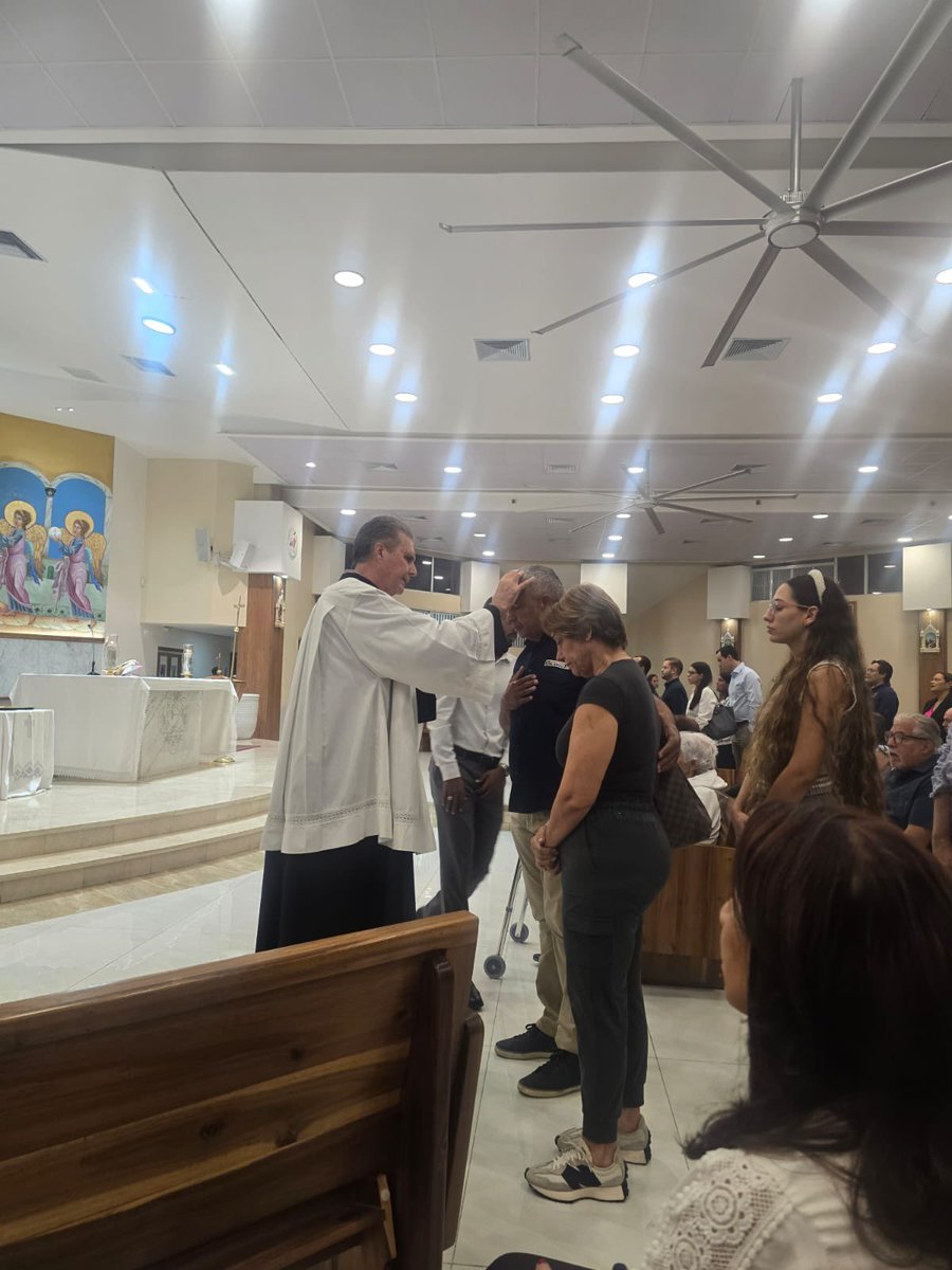 ¡Un tiempo para volver a Dios!🙏🏽 

En imágenes te compartimos algunos de los momentos vividos el Miércoles de Ceniza ✝️ en nuestra parroquia El Buen Pastor. 
 
Nuestro párroco, el padre Catalino Tejada, nos invitó a no ser de este
día uno más; sino, aprovecharlo y volver a la