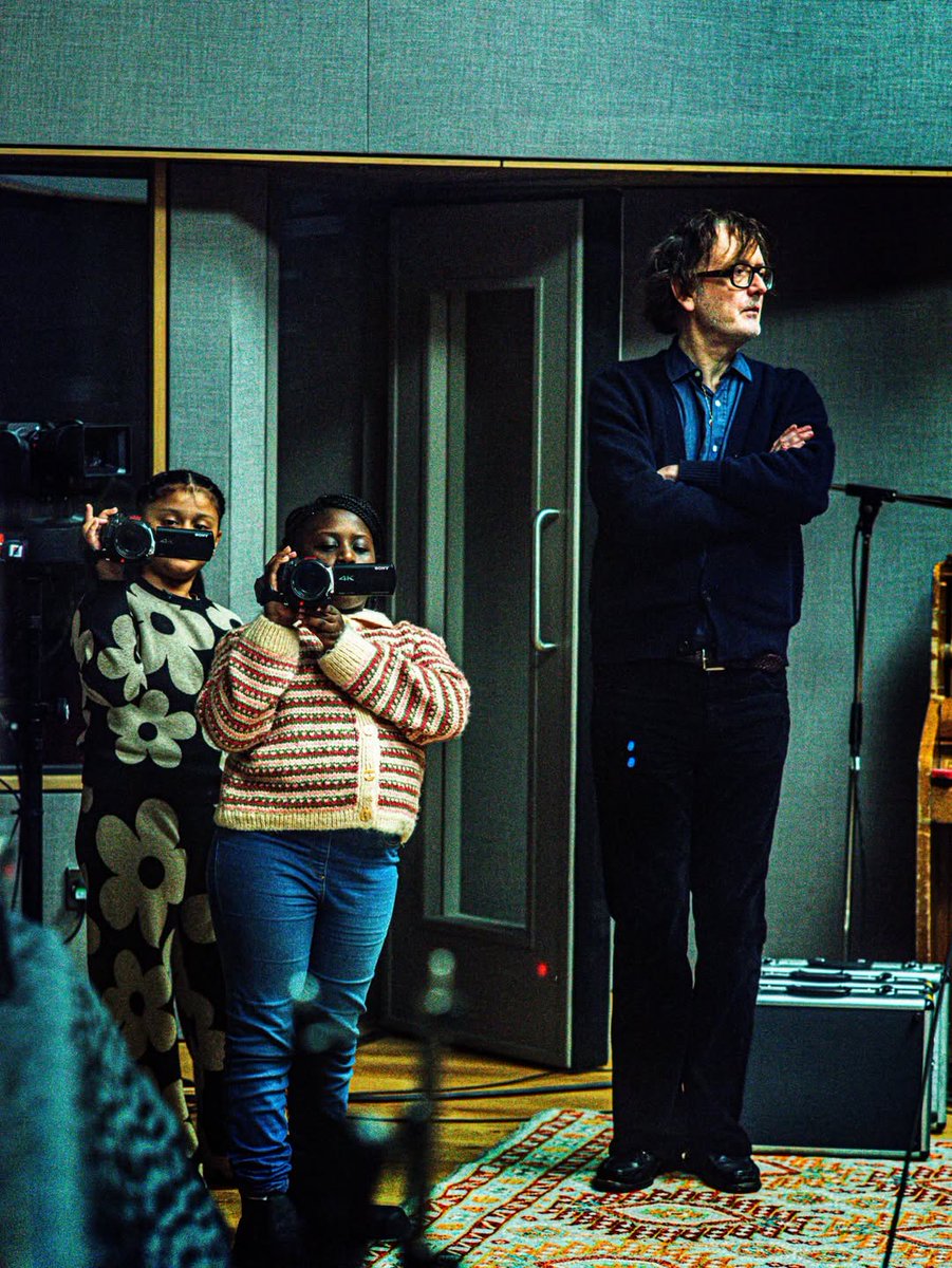 FILTERMexico's tweet photo. Pulp colaboró con Damon Albarn y Grian Chatten en la canción "Begging For Change" como parte del compilado 'Help(2)' de War Child. Escuchen: https://t.co/H7ezMjKY8b https://t.co/zMDFuIHtKM