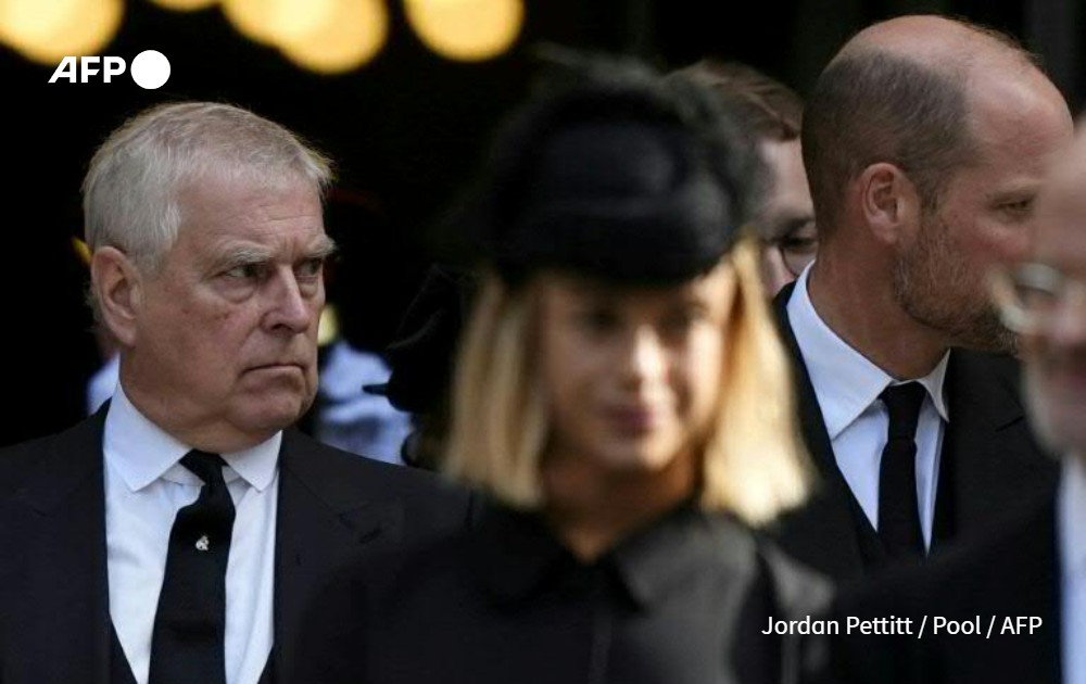 O que se sabe sobre a relação do ex-príncipe #Andrew com o financista americano Jeffrey Epstein u.afp.com/S6hz #AFP via <a href="/folha/">Folha de S.Paulo</a> #Epstein #JeffreyEpsteinFiles