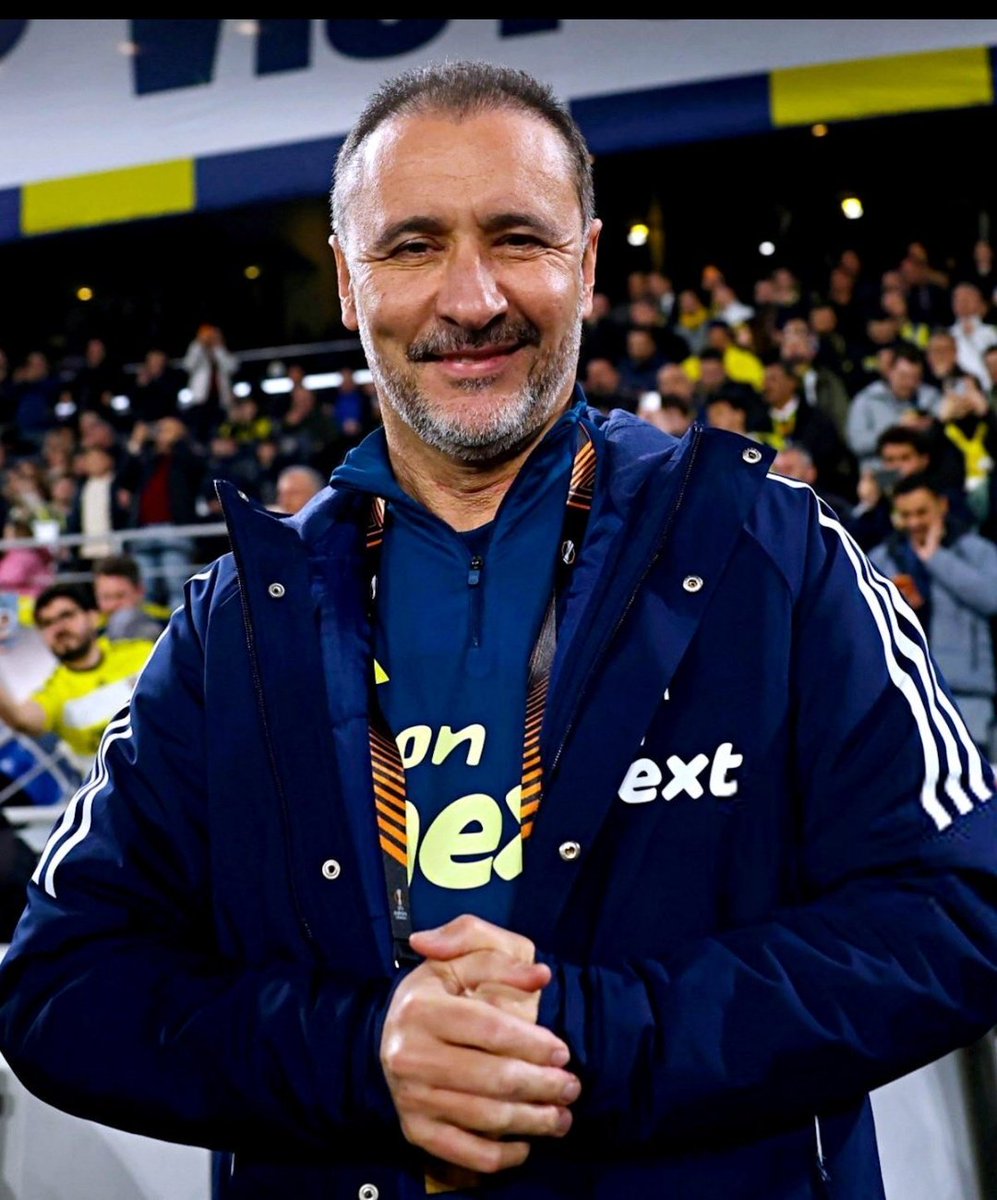 Başarı,teknik direktör ile değil,futbol bilen nitelikli yöneticilerin oluşturacağı kadro ile gelir.
Fenerbahçe'de çaresiz kalıp,Nottingham Forest ile deplasmanda fark atan Vitor Pereira ile bir kez daha görüldü.