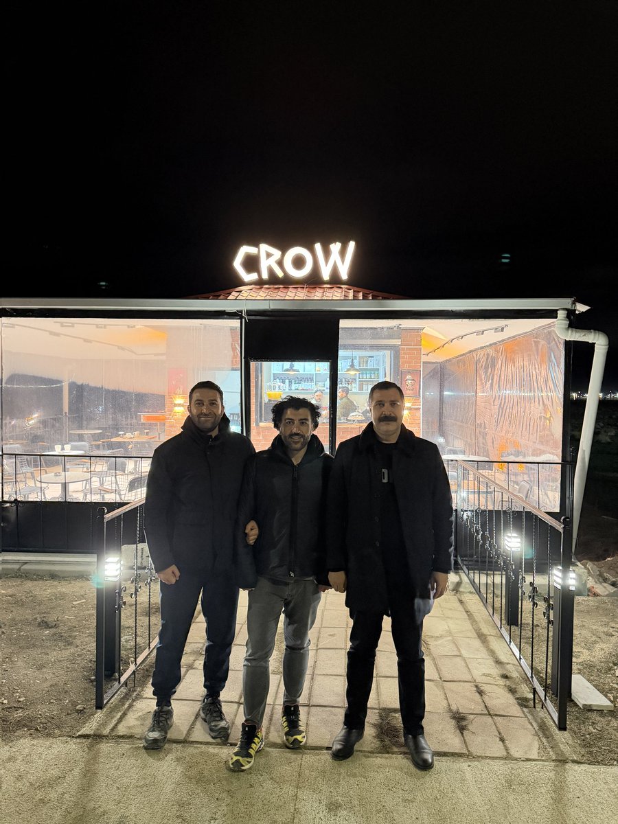 Fırat Başkan ile birlikte kadim dostum, abim, Aytaç hocanın sahil yolunda, Van kalesine nazır hizmete açtığı; isminden, logo tasarımına kadar emek verdiği kafeyi ziyaret ettik. Mekanlar ruhlarıyla yaşar. Crow' da da bu ruhu, sıcaklığı hissediyorsunuz. İşi, müşterisi çok olsun..