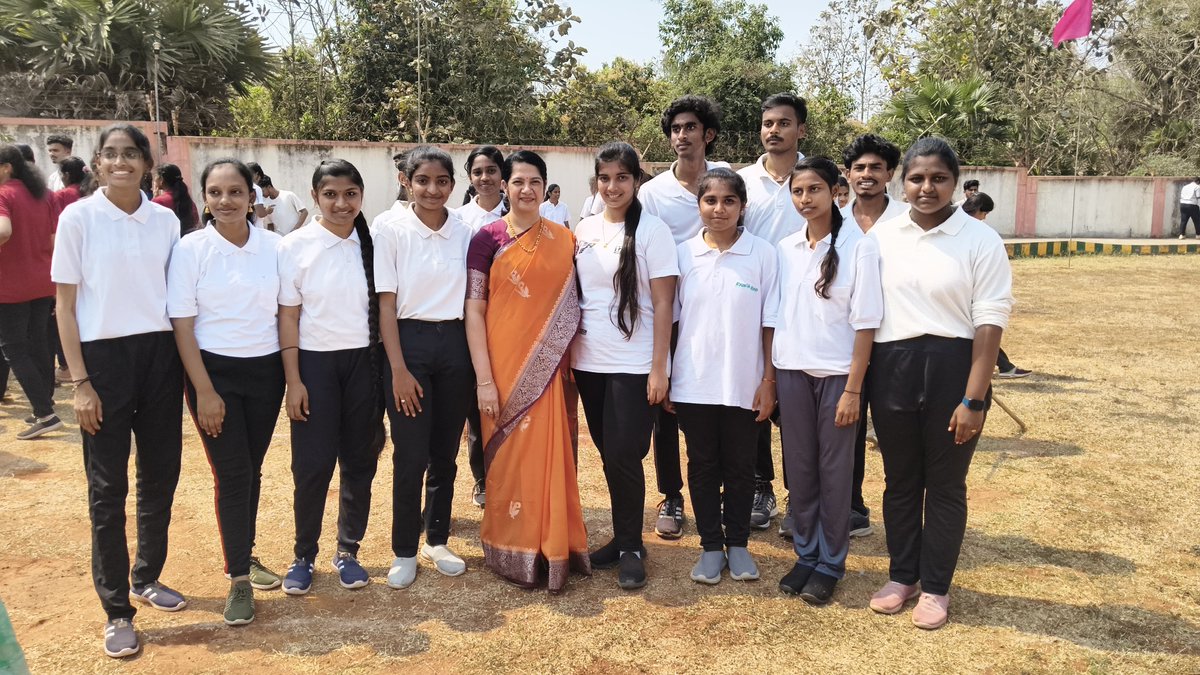 lendi2008's tweet photo. Team CSS with Chief Guest Usha Sree Peddisetty at Sports Meet 2K26 🏸🏆

#LIET #SportsMeet2K26 #TeamCSs #UshaSreePeddisetty #Lendi https://t.co/1NcxOAtRcG