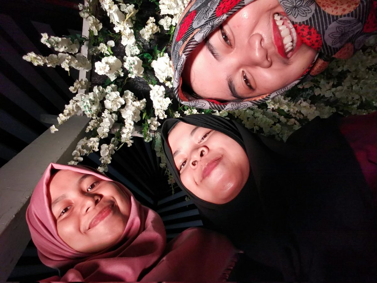 esnurani's tweet photo. Sekarang dah gabisa sarimbitan bertiga wkwkwk https://t.co/vUi7uYiRoA
