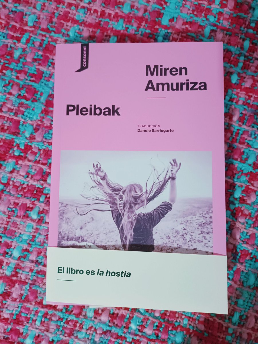 _soyinvencible's tweet photo. UNBOXING: 'Pleibak' de Miren Amuriza publicado por @_consonni_. Con la frase "El libro es la hostia" me han dado todavía más ganas de ponerme cuanto antes con esta obra, GANAZAS! 📚💫❣️
#consonni #libros #books #BookTwitter #booklovers https://t.co/TokmDPHrnh