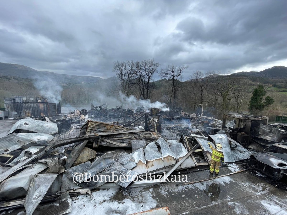 BomberosBizkaia's tweet photo. Incendio empresa #Sopuerta extinguido, sin heridos
Nave de almacenamiento totalmente afectada
#Bomberos
Sopuertako sutea amatatuta, zauritu barik, biltegi pabiloi bat guztiz kaltetuta
#Suhiltzaileak https://t.co/UUkpojAXbj