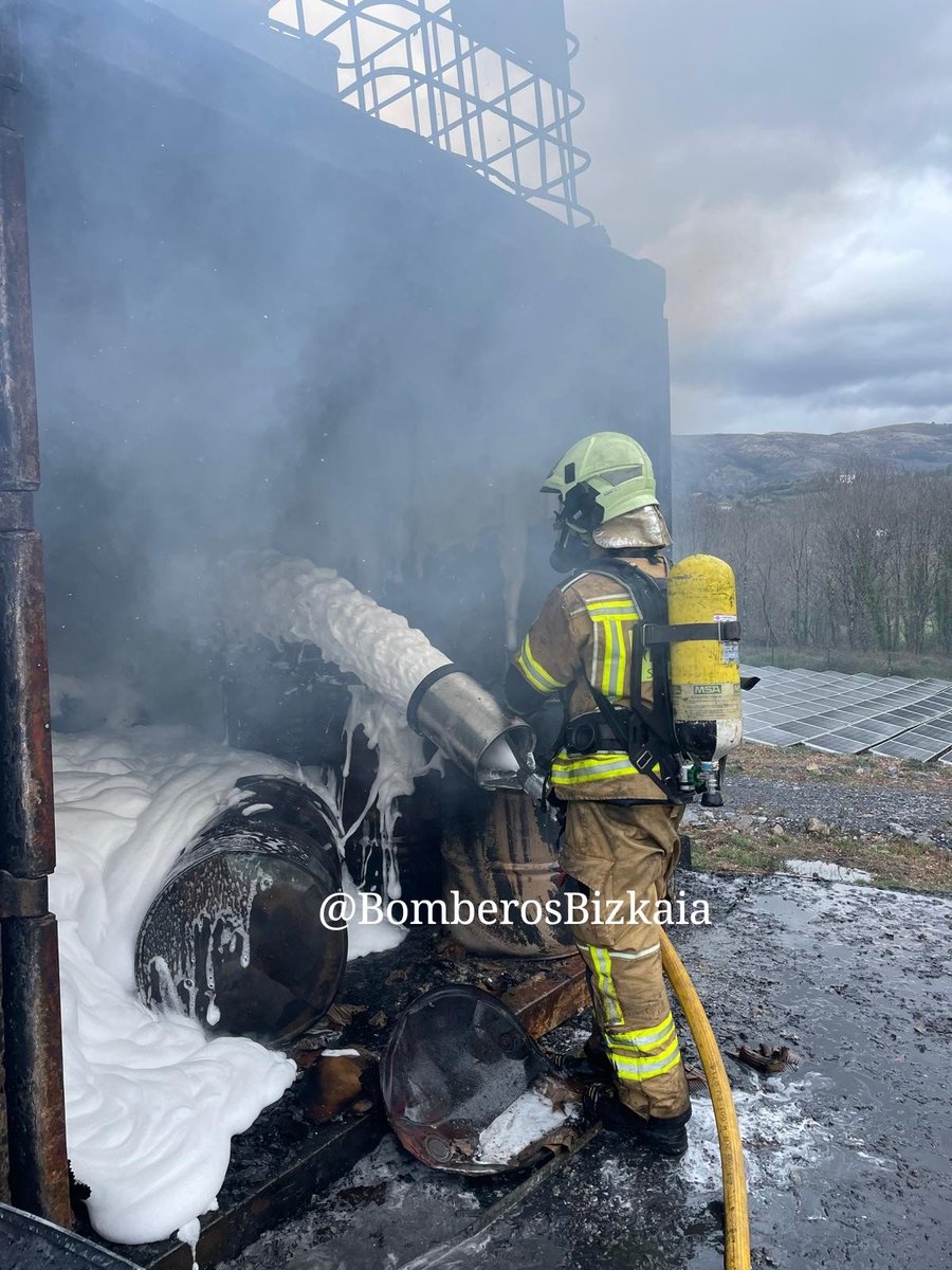 BomberosBizkaia's tweet photo. Incendio empresa #Sopuerta extinguido, sin heridos
Nave de almacenamiento totalmente afectada
#Bomberos
Sopuertako sutea amatatuta, zauritu barik, biltegi pabiloi bat guztiz kaltetuta
#Suhiltzaileak https://t.co/UUkpojAXbj