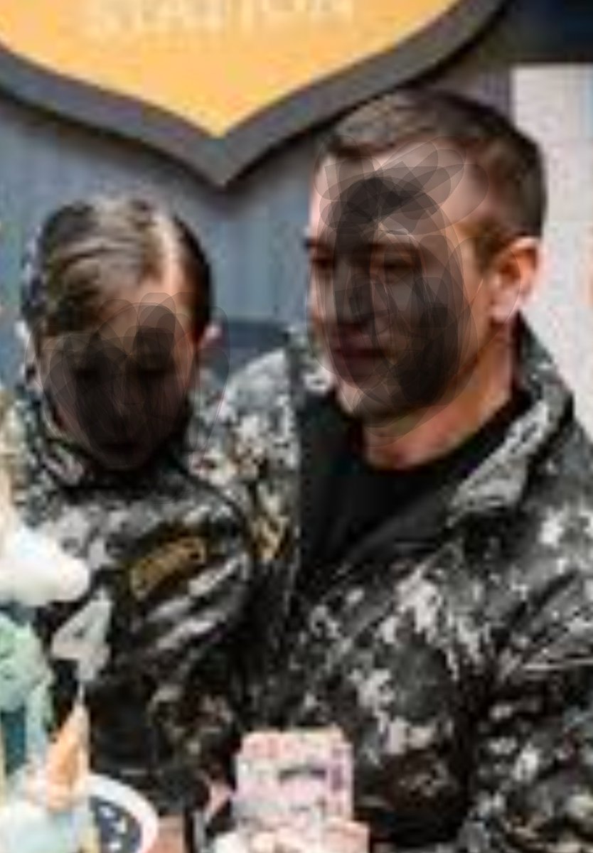 -Papi, papi, mi deseo es que cuando sea grande yo quiero ser policía.
- Que hermoso mijo, quieres defender a la sociedad?
- Qué sociedad? Quiero robarles la droga a un cartel y venderla a otros, así pronto seré millonario como tú y el abuelito.