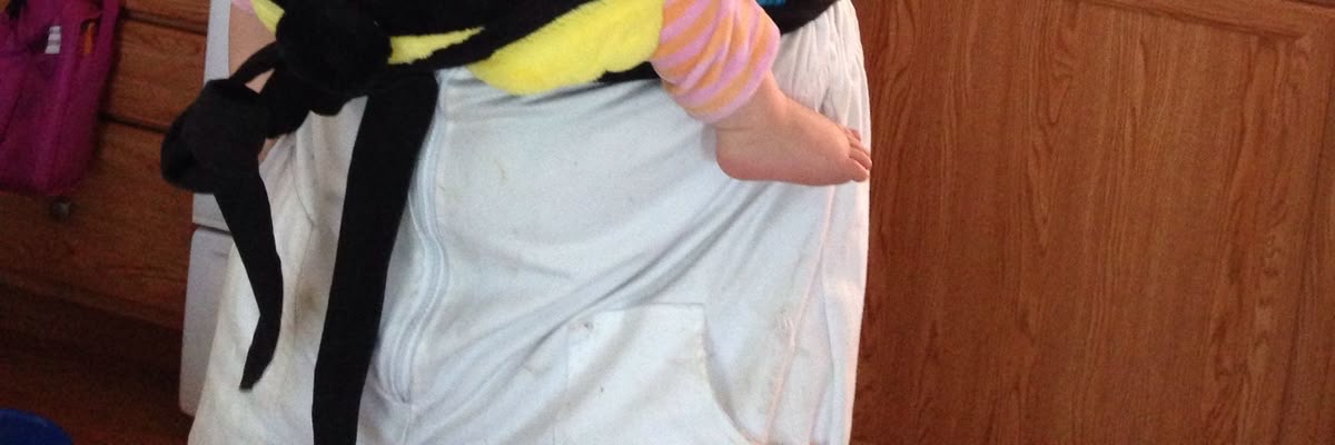 ItsBashayer__'s tweet photo. Beware of the bee, it will sting you.