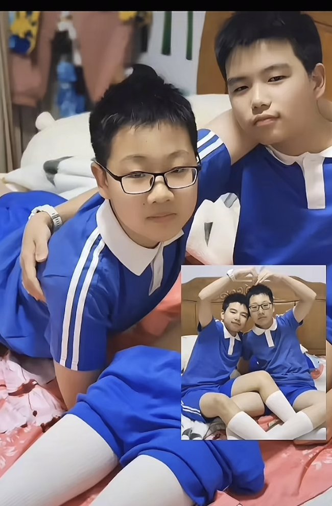 sourceenvanemll's tweet photo. q请教一下大家，我在别的平台看到的这几张图片，请问是出自哪里的啊 
#校服 #深圳校服 https://t.co/Py3hXrCQvO