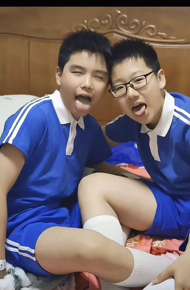sourceenvanemll's tweet photo. q请教一下大家，我在别的平台看到的这几张图片，请问是出自哪里的啊 
#校服 #深圳校服 https://t.co/Py3hXrCQvO