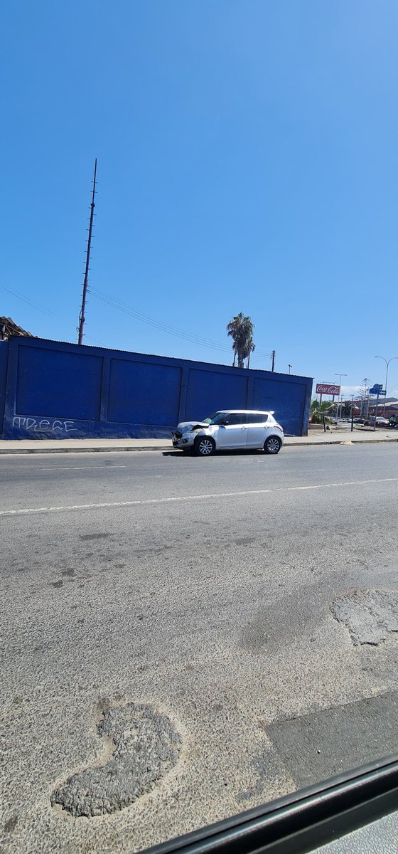 nievasmc's tweet photo. Ojo al dueño de este auto chocado en Onix con Pedro A.Cerda hoy en la mañana avisar que ya se están comenzado a "rondar " las aves de carroñeras ( no alcanzaron a salir en la foto ) @AntofagastaTV @TLAntofagasta @RadioAftaOnline https://t.co/0VI65CGfug