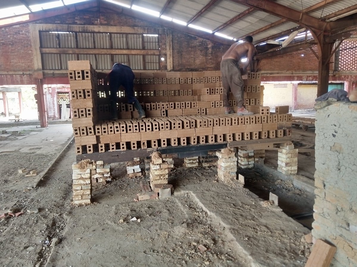 Leonide84117775's tweet photo. La Empresa Industrias de Materiales de la #IslaDeLaJuventud comienza la producción de bloques de barros, que lo quemarán con leña.
#SiSePuede
#SentirPinero https://t.co/UOqw76l59p