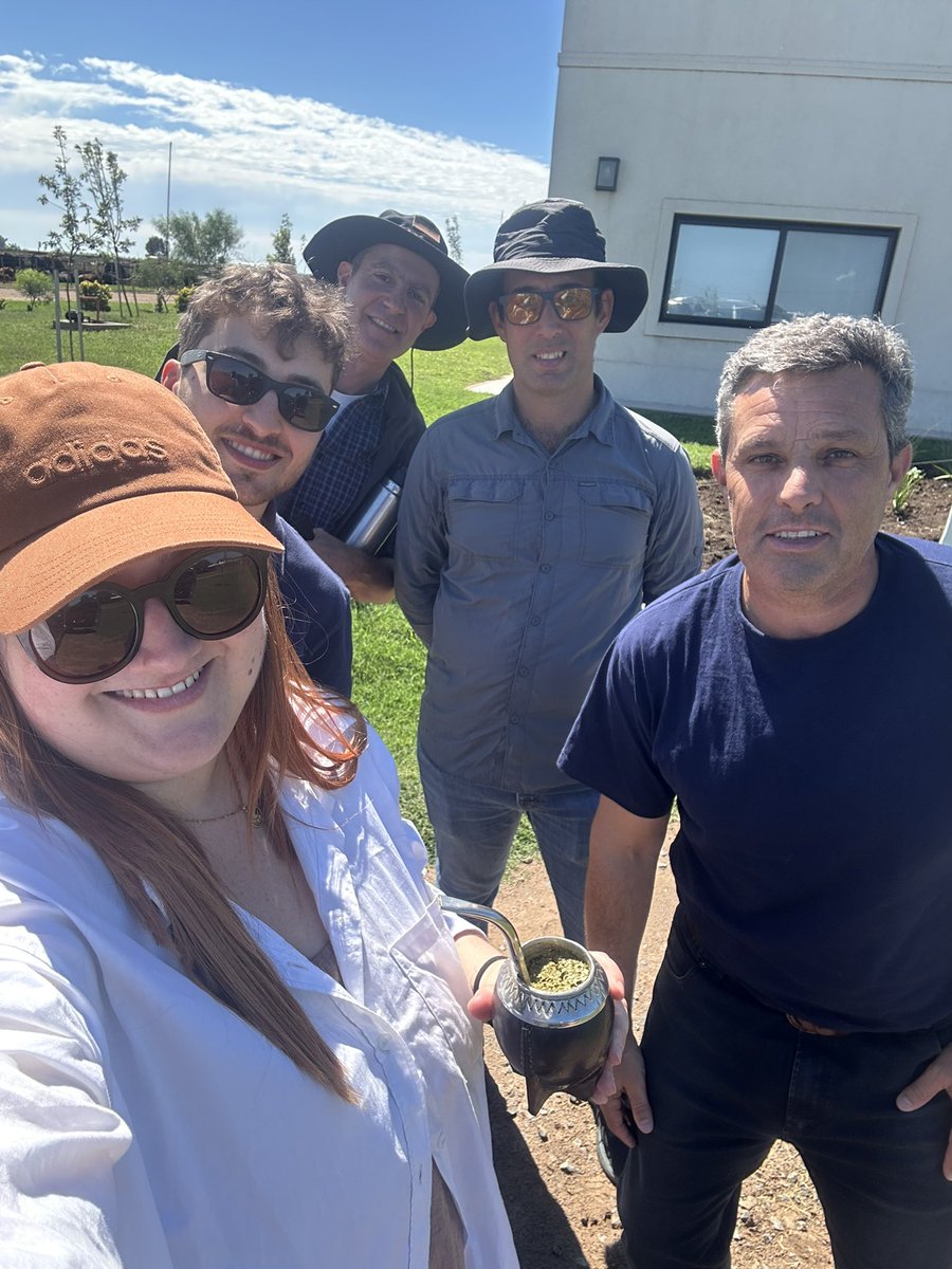 carourd_'s tweet photo. ASÍ SE TRABAJA EN EL CAMPO UN DÍA DE PARO GENERAL 

Los chicos estaban al aire desde Buenos Aires y les prometí salir a ver qué onda el campo en Tejedor en pleno paro. Diego y Sebastián de Economart se coparon y me llevaron al feedlot que tiene Egeo acá. Resulta que estaba a pleno: me subí a picar maíz con Gonzalo, estaban pisando silo, meta sacar camiones de maíz picado y entrando hacienda. 

Si quieren pueden ir a verlo en el programa, charlamos de la situación de la producción de carne, de la cotracara de los frigoríficos, de la oportunidad que ven en USA, de los números de la agricultura en campo alquilado, de todo. 

 https://t.co/8nsyp3VjjK