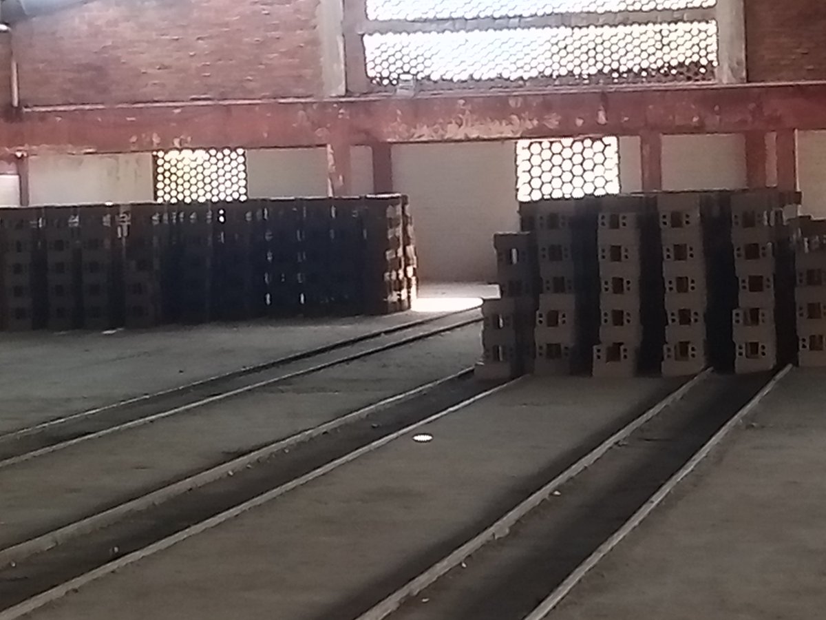 Leonide84117775's tweet photo. La Empresa Industrias de Materiales de la #IslaDeLaJuventud comienza la producción de bloques de barros, que lo quemarán con leña.
#SiSePuede
#SentirPinero https://t.co/UOqw76l59p