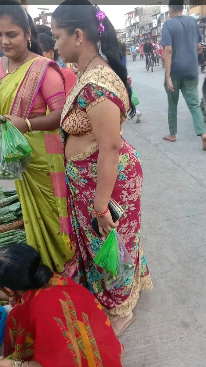 PuneBull7's tweet photo. Hot 🔥 randi aunty 💦 in market https://t.co/RgX04B0llA