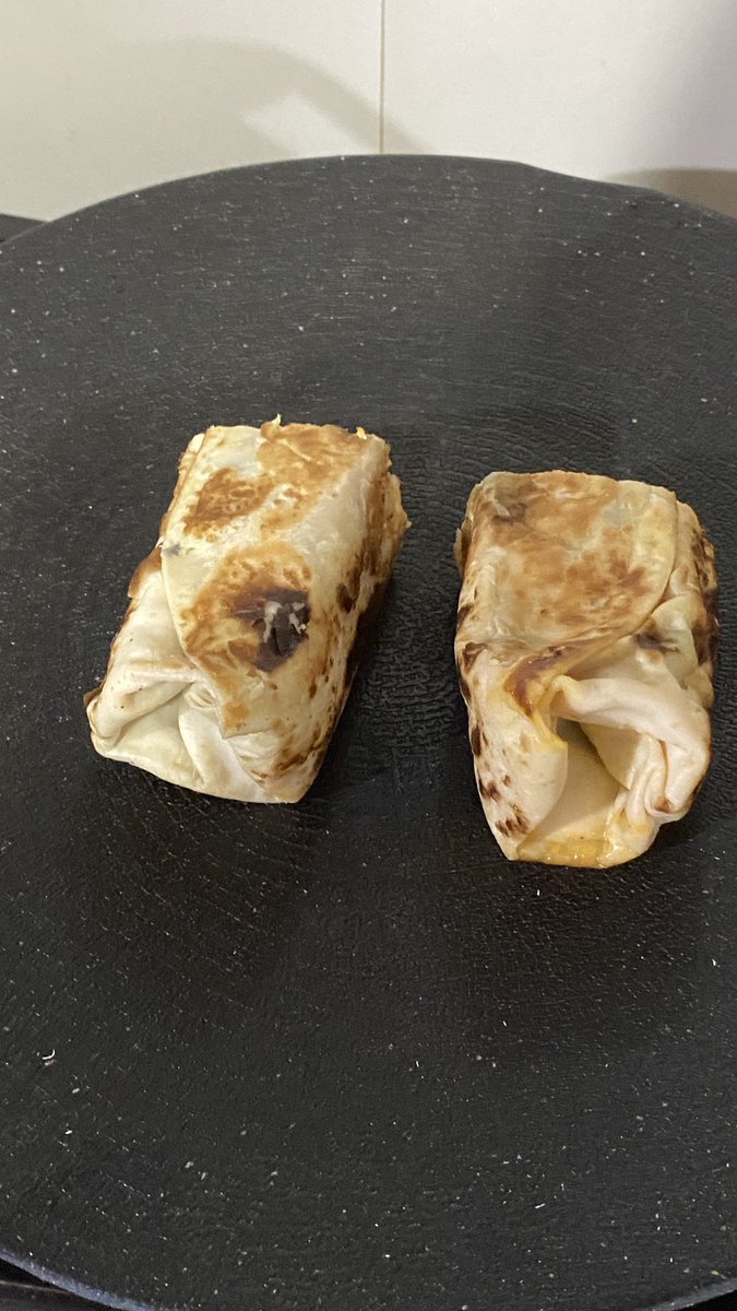 Conderlly's tweet photo. jam segini manasin kebab yang udah 2 hari lupaa aku makan 😭😭 https://t.co/j46d9yHKH6