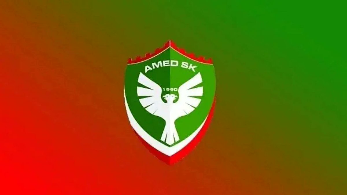 erzurumspor'la amedspor arasında süper lige yükselme yarışı var. erzurumspor lehine verilen penaltı ve amedspor aleyhine verilen kırmızı kart tam bir kara komedi. ülkedeki adaletsizlik ve çürüme her yere bulaşmış durumda. nereyi tutsan elinde kalıyor.