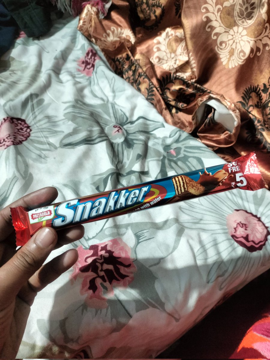 ₹5 में dairy milk ले आया हूँ…
अब अगर life में layers नहीं बन रही हैं,
तो कम से कम wafer में ही सही 😌🍫

Mood: Chocolatey outside,
Hollow promises inside.

#cool