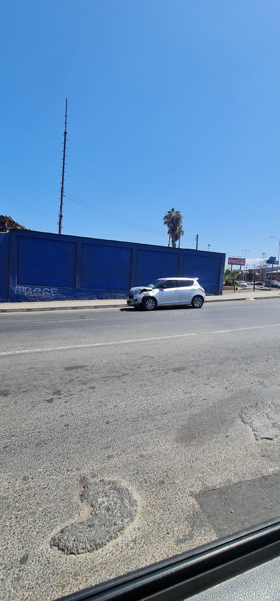 nievasmc's tweet photo. Ojo al dueño de este auto chocado en Onix con Pedro A.Cerda hoy en la mañana avisar que ya se están comenzado a "rondar " las aves de carroñeras ( no alcanzaron a salir en la foto ) @AntofagastaTV @RadioAftaOnline @TLAntofagasta #Antofagasta @AntofagastaD https://t.co/Hq6Rq14CNC