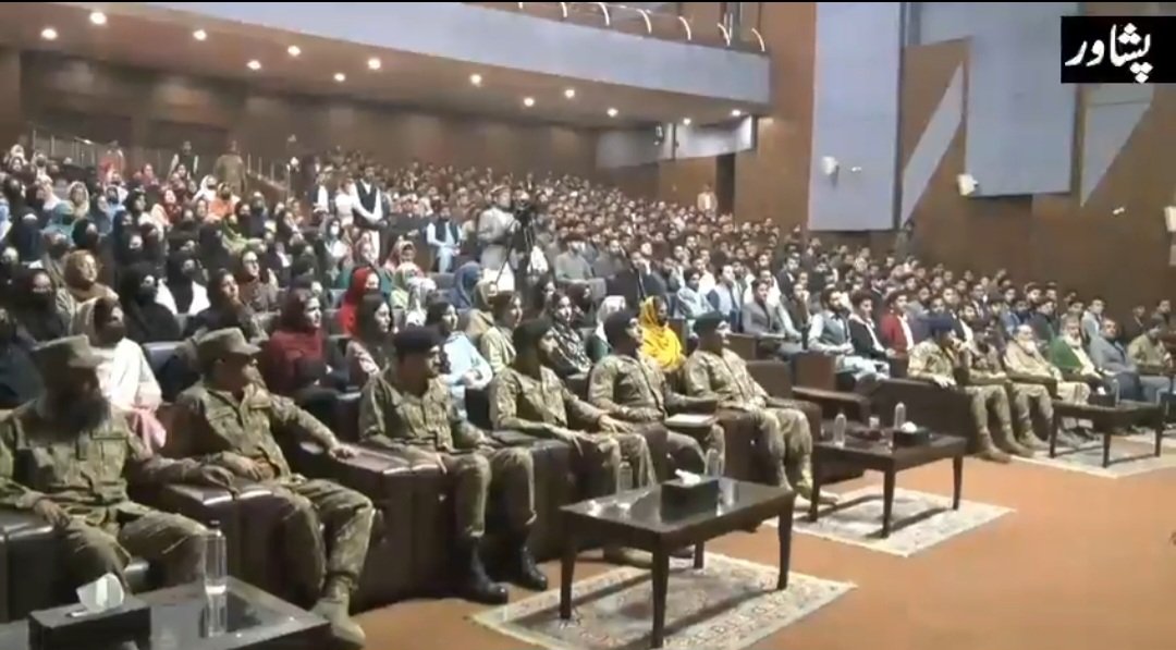 آئی ایس پی آر انٹرن شپ پروگرام میں شریک نوجوان ہوں یا خیبر پختونخوا کے کیڈٹ کالجز کے یونگ کیڈٹس کور کمانڈر پشاور لیفٹیننٹ جنرل عمر احمد بخاری نے اپنی شفقت ،رہنمائی اور قیادت سے ثابت کیا ہے کہ ان کے نزدیک نوجوان قوم کا حقیقی اثاثہ ہیں اور ان کی فکری و عملی رہنمائی کو وہ اپنی اولین