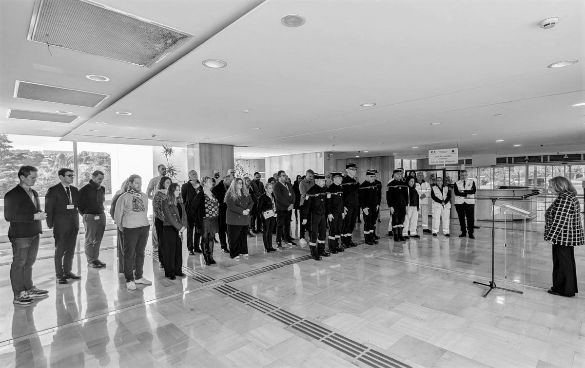 prefet06's tweet photo. ⚫️ Ce 19 février, les agents de la préfecture ont observé une minute de silence en hommage au docteur Sophie FLEURQUIN, médecin commandante de sapeurs-pompiers volontaires et à l'adjudant de sapeurs-pompiers professionnels Maxime PILLITIERI, décédés le 11 février alors qu'ils participaient à une mission d'entraînement à l'hélitreuillage dans le massif du Sancy dans le département du Puy-de-Dôme.
Leur disparitions illustrent le sens du devoir de ceux qui s'engagent chaque jour au service de la sécurité des français.
@Interieur_Gouv @sdis_06