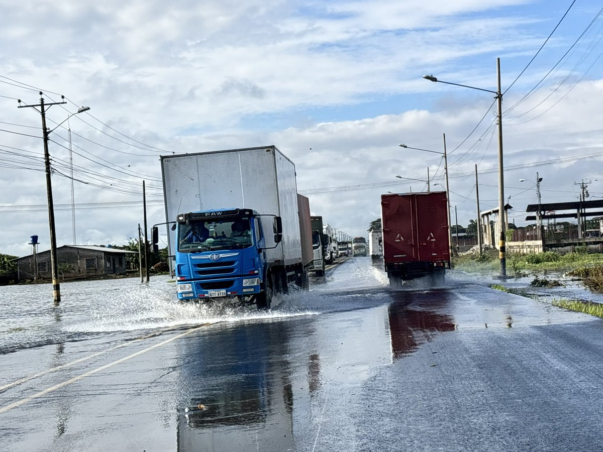 marlongoya's tweet photo. Km 55 de la vía #Jujan - #Babahoyo con presencia de agua, conducir con precaución. https://t.co/Puk87OMZfm