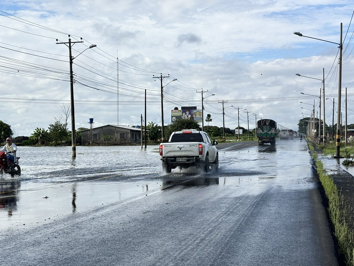 marlongoya's tweet photo. Km 55 de la vía #Jujan - #Babahoyo con presencia de agua, conducir con precaución. https://t.co/Puk87OMZfm