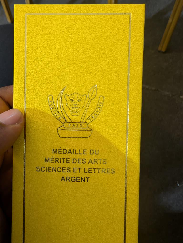CleverMenji's tweet photo. Immense honneur de recevoir la médaille de Génie Congolais des mains du Chancelier des Ordres Nationaux .
​Une distinction reçue lors du Conclave de Génie Scientifique organisé par le Ministère de la Recherche Scientifique de la RDC. Fier de contribuer au progrès de notre nation.

#RDC #Kinshasa République Démocratique du Congo