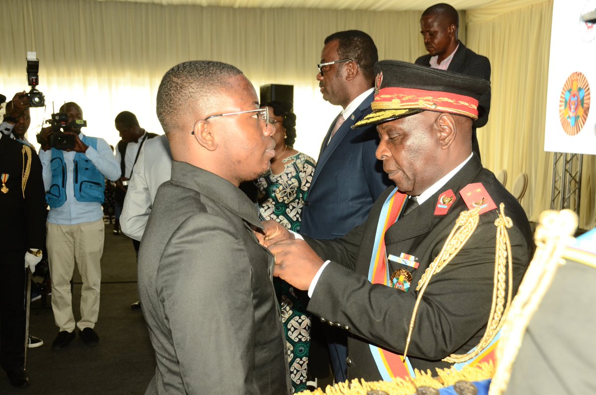 CleverMenji's tweet photo. Immense honneur de recevoir la médaille de Génie Congolais des mains du Chancelier des Ordres Nationaux .
​Une distinction reçue lors du Conclave de Génie Scientifique organisé par le Ministère de la Recherche Scientifique de la RDC. Fier de contribuer au progrès de notre nation.

#RDC #Kinshasa République Démocratique du Congo