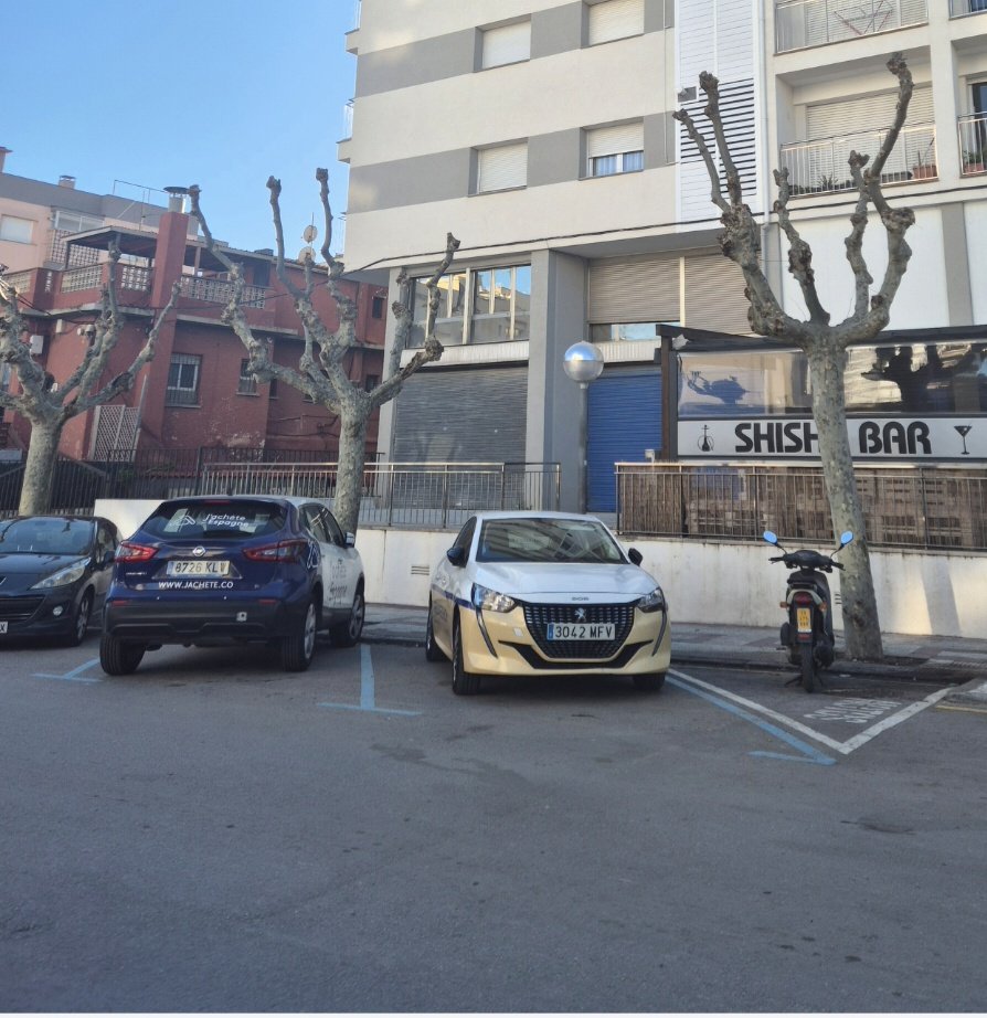 CarmeloRusso18's tweet photo. @CalellaPolicia  Este coche paso en contra sentido de Carrer Turisme a Carrer del Mar para escionar casi ocasionando un choque. Sería bueno que pasaran a verificar!! https://t.co/B8tmNRy8LR